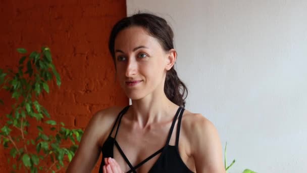 Kız Yogayla Meşgul Spor Sağlıklı Yaşam Tarzı Geniş Bir Stüdyoda — Stok video