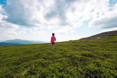 Çocuk dağ yolunda yürüyor. Doğada dinlenmek. Çocuk kampı