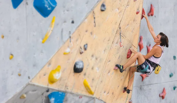 Dívka Vyleze Lezeckou Zeď Horolezectví Jako Druh Aktivní Rekreace Městě — Stock fotografie