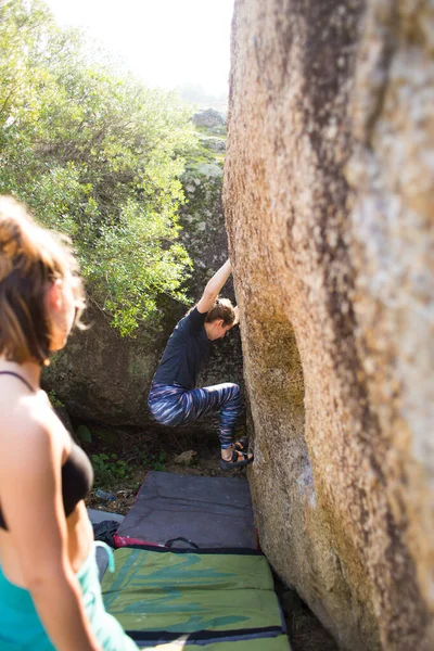 Bouldering Terreno Natural Una Mujer Fuerte Sube Una Roca Una — Foto de Stock