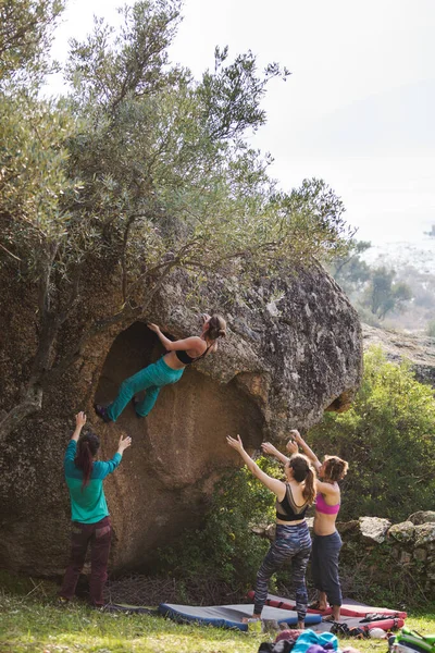 Friends Sports Nature Bouldering Rocks Girl Climbs Big Stone Woman — 스톡 사진