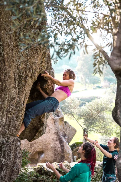 朋友们参加大自然的体育活动 在岩石上打滚 女孩爬上一块大石头 女人是美女伴侣 户外娱乐活动 在巴法湖的大石头上打滚 — 图库照片