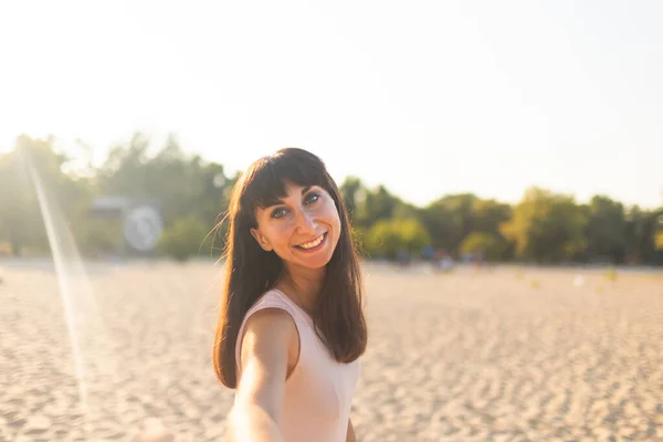 Retrato Uma Menina Jovem Bonita Com Cabelo Preto Pôr Sol — Fotografia de Stock