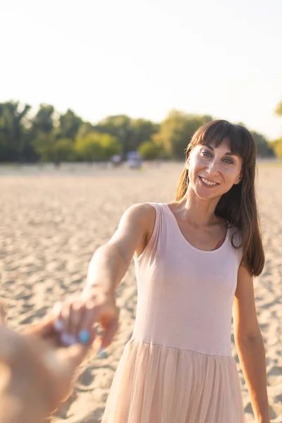 Dziewczyna Trzyma Rękę Przyjaciela Podczas Spaceru Wzdłuż Plaży Wspólne Podróże — Zdjęcie stockowe