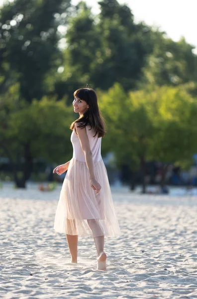 Bela Jovem Mulher Moda Vestido Elegante Andando Praia Pôr Sol — Fotografia de Stock