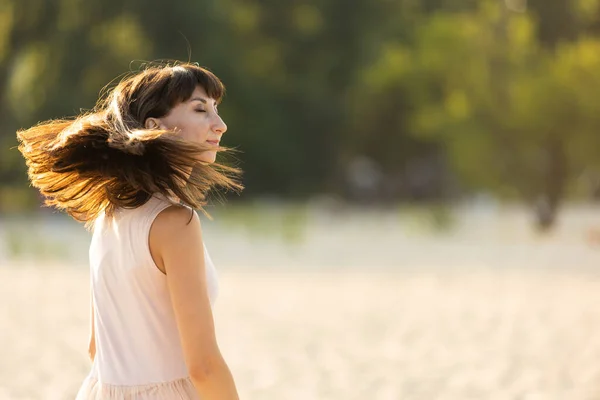 Una Jovencita Sacude Cabeza Con Pelo Despeinado Viento Una Hermosa — Foto de Stock