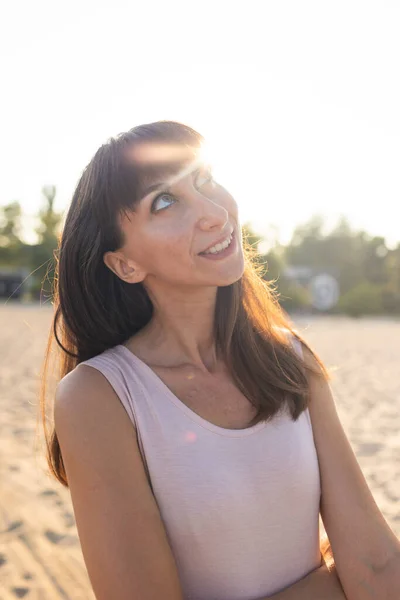 Retrato Una Chica Joven Hermosa Con Pelo Negro Atardecer —  Fotos de Stock