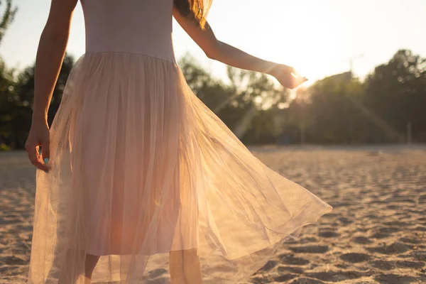 Chica Posando Vestido Transparente Atardecer Paseos Por Playa Por Noche — Foto de Stock