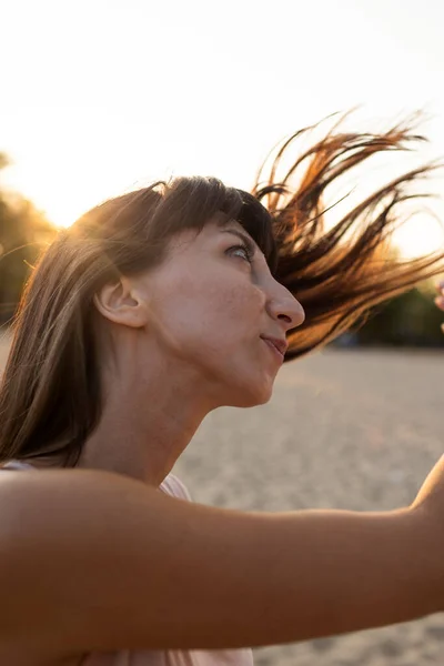 Una Jovencita Sacude Cabeza Con Pelo Despeinado Viento Una Hermosa —  Fotos de Stock