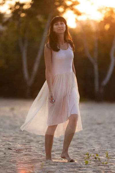 Mooie Jonge Modieuze Vrouw Elegante Jurk Wandelen Het Strand Bij — Stockfoto