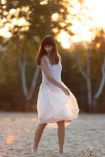 Όμορφη Νέα Μοντέρνα Γυναίκα Κομψό Φόρεμα Περπάτημα Στην Παραλία Στο — Φωτογραφία Αρχείου