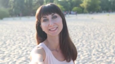 Bir kız, bir erkeğe yol gösterir.