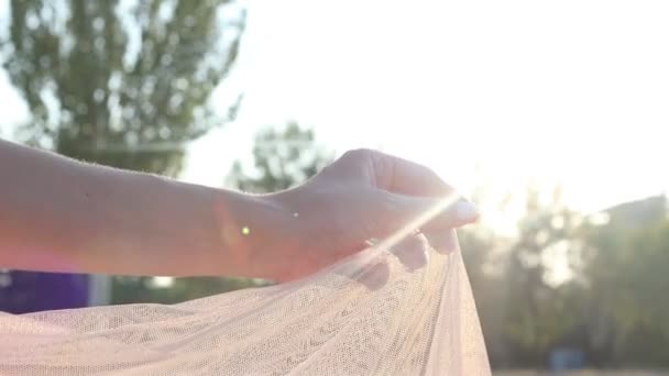 Dívka v průhledných šatech při západu slunce — Stock video