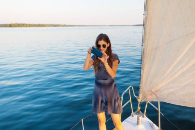 Yatta seyahat ederken gözlüklü genç bir kızın portresi.