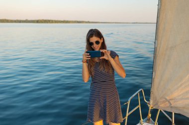 Yatta seyahat ederken gözlüklü genç bir kızın portresi.