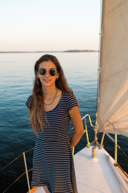 Yatta seyahat ederken gözlüklü genç bir kızın portresi.