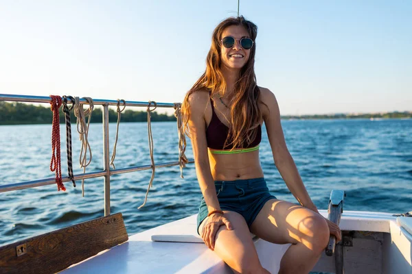 Portré Egy Fiatal Lány Szemüveges Utazás Közben Egy Jachton — Stock Fotó
