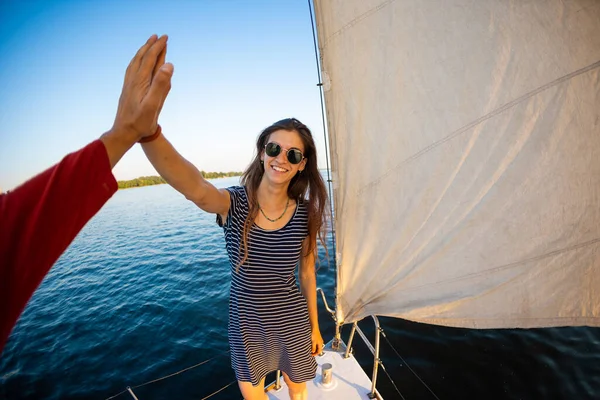 Una Ragazza Guadagna Cinque Piedi Sullo Yacht Viaggiare Con Gli — Foto Stock