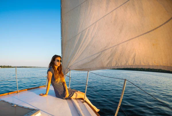 Cestovat Jachtě Mladá Dívka Sedí Zádi Bílé Jachty Soukromí Při — Stock fotografie