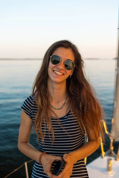 Porträtt Ung Flicka Med Glasögon När Reser Yacht — Stockfoto