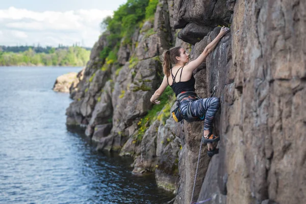 Dívka Leze Skálu Nad Vodou Žena Zabývá Extrémními Sporty Horolezectví — Stock fotografie
