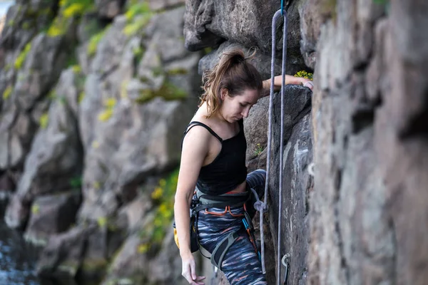 少女は岩を登り 女性は極端なスポーツに従事しており 自然の地形 強さと持久力の訓練にロッククライミング — ストック写真