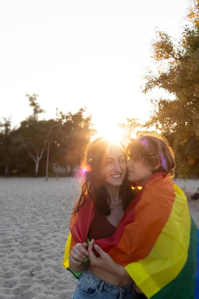 Joven Pareja Lesbiana Abraza Tiernamente Bandera Del Arco Iris Calle — Foto de Stock