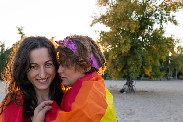 Jong Lesbisch Paar Knuffelt Teder Regenboogvlag Straat Gelijke Rechten Voor — Stockfoto