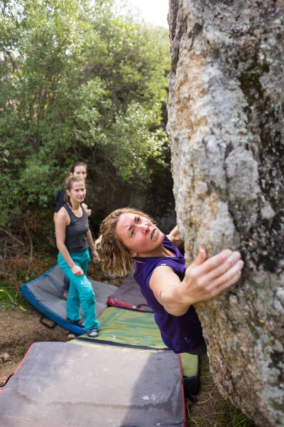 Friends Sports Nature Bouldering Rocks Girl Climbs Big Stone Woman — 스톡 사진
