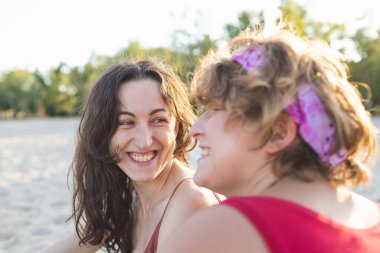 Kumsalda lezbiyen bir çift, iki kızın portresi, Igbt topluluğu, iki kadının ilişkisi, aşıklar, gülümseyen kızlar.