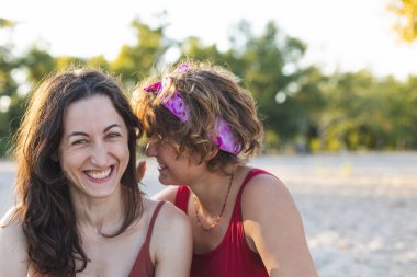 Kumsalda lezbiyen bir çift, iki kızın portresi, Igbt topluluğu, iki kadının ilişkisi, aşıklar, gülümseyen kızlar.
