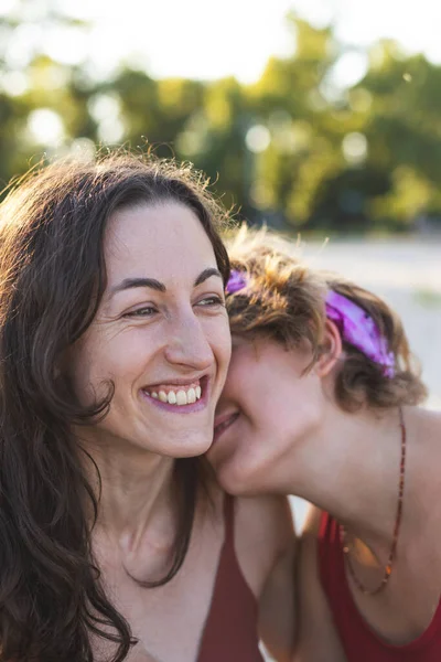 Deux Filles Embrassent Couple Lesbien Passe Temps Ensemble Égalité Tendresse — Photo