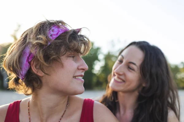 Deux Filles Embrassent Couple Lesbien Passe Temps Ensemble Égalité Tendresse — Photo