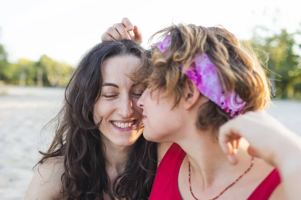 Casal Lésbicas Praia Retrato Duas Meninas Lgbt Comunidade Relacionamento Duas — Fotografia de Stock