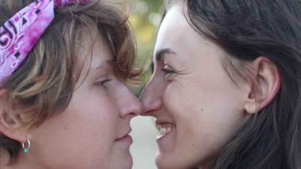 Lesbianas pareja pasa tiempo juntos — Vídeo de stock