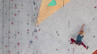 Kaya tırmanışçısı rotayı tırmanır. Ekstrem sporlar için şehrin duvarına tırmanmak.