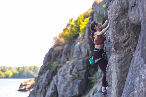 Belle Fille Grimpe Rocher Escalade Sportive Dans Nature Sport Extrême — Photo