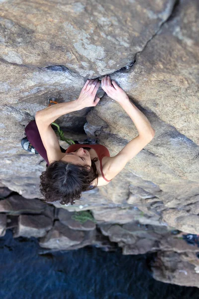 Menina Bonita Sobe Rocha Esporte Escalada Natureza Desporto Extremo Aptidão — Fotografia de Stock