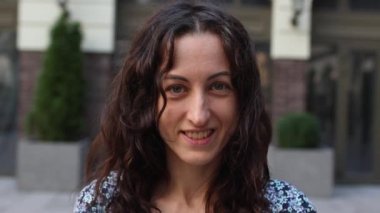 Sokakta güzel bir genç kız portresi.