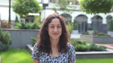 Sokakta güzel bir genç kız portresi.