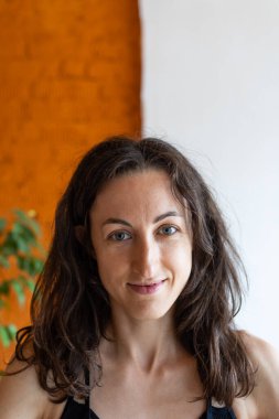 Siyah saçlı genç ve güzel bir kızın portresi.