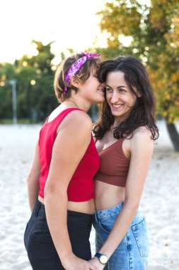 Sevimli lezbiyen bir çiftin portresi. İki kız yürüyüş yaparken birlikte nazikçe vakit geçiriyorlar. Aşk ve tutum. LGBT kavramı