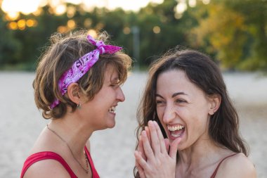 Sevimli lezbiyen bir çiftin portresi. İki kız birbirlerine bakıyorlar. Aşk ve tutum. LGBT kavramı