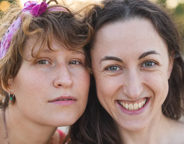 Портрет Милої Лесбійської Пари Дві Дівчинки Тиснуться Одна Одної Гомосексуальні — стокове фото
