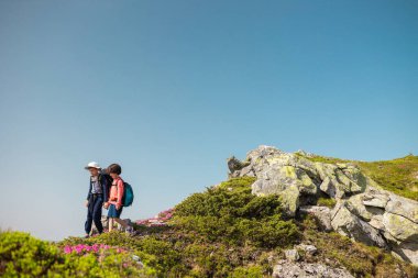 Dağlarda yürüyüş yapan iki kardeş, sırt çantalı çocuklar dağ yolunda yürüyorlar, çocuklarla açık hava aktiviteleri, kardeşiyle bir çocuk, kardeşiyle birlikte seyahat ediyorlar.