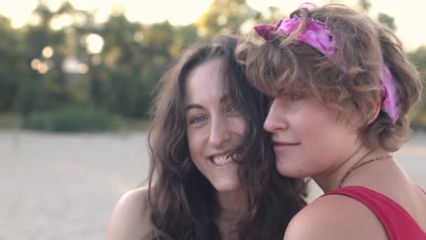 Lesbianas pareja pasa tiempo juntos — Vídeo de stock