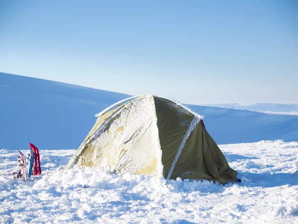 Schneeschuhe und Zelt gegen den blauen Himmel. — Stockfoto