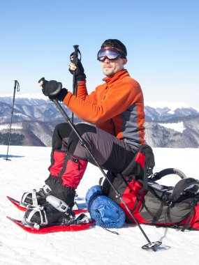 Dağlarda kar ayakkabıları erkekte.