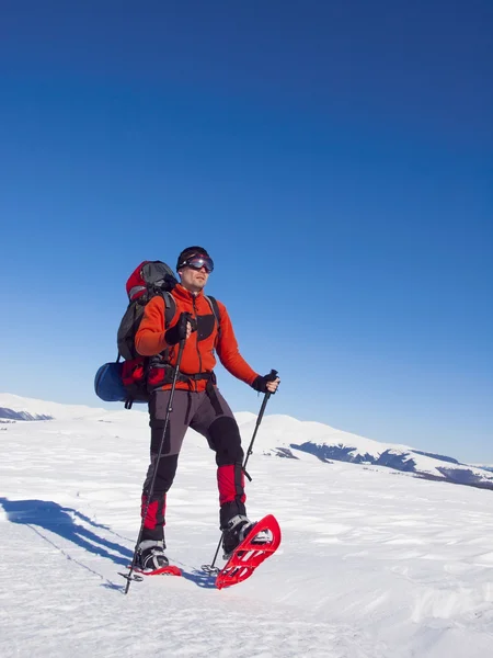 L'uomo con le ciaspole in montagna . — Foto Stock