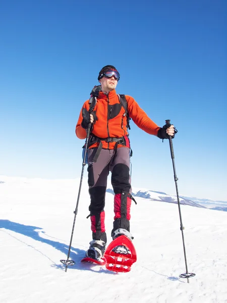 L'uomo con le ciaspole in montagna . — Foto Stock